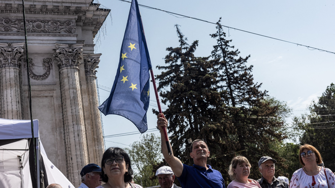 Na tisoče prebivalcev države z obrobja Evrope si vse glasneje želi vstopiti v EU (foto: Profimedia)