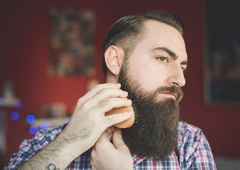 Strokovnjaki opozarjajo: v moški bradi več bakterij kot v živalski dlaki! (navodila za higieno)