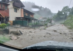 Posledice neurja: zalite kleti, sproženi plazovi, podrta drevesa ...