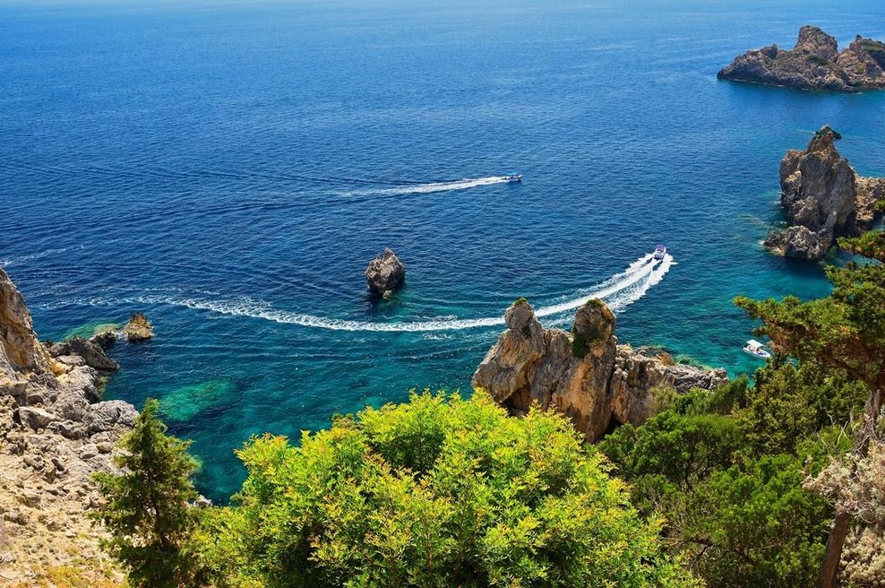 30 dni na mesec, 14 ur dnevno in le 900 evrov neto: turistični biser se spopada z vse hujšimi težavami (foto: Profimedia)