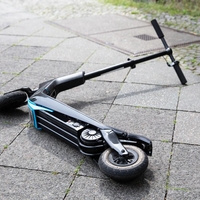 Saj ni res, pa je: policija zasačila moškega, ki se je s skirojem vozil po primorski avtocesti