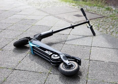 Huda nesreča v središču Ljubljane: z električnim skirojem v rdečo luč, nato pa ... (policija pojasnjuje)