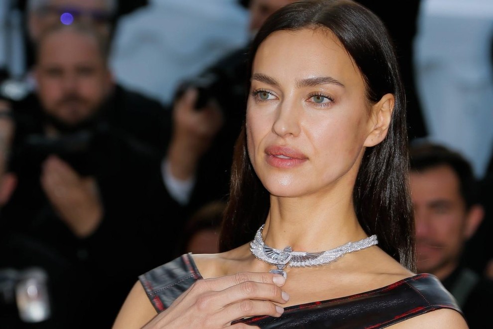 Irina Shayk velja za pravo lepotico, ki s svojim prihodom na rdečo preprogo vedno osupne. Tokrat je postregla z zanimivo …