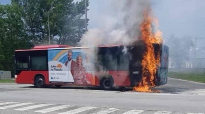 Drama v Mariboru: med vožnjo zagorel avtobus (FOTO) (foto: Facebook/Marprom)