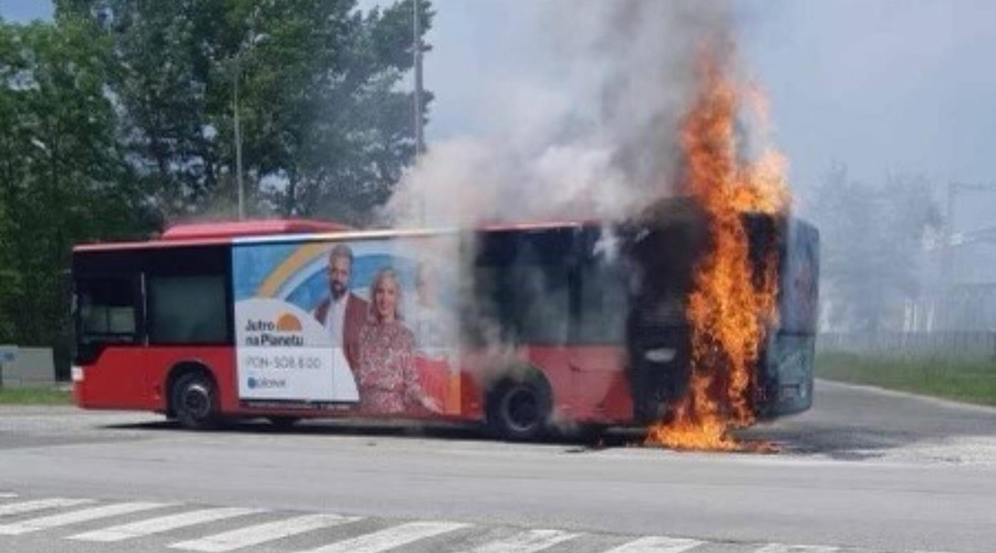 Drama v Mariboru: med vožnjo zagorel avtobus (FOTO) (foto: Facebook/Marprom)