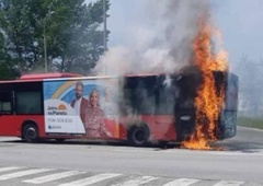 Drama v Mariboru: med vožnjo zagorel avtobus (FOTO)
