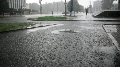 Ni še konec: spet nas čakajo plohe in nevihte, možni tudi močnejši nalivi