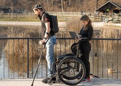 Pomagajo mu možganski vsadki: paralizirani moški lahko ponovno hodi