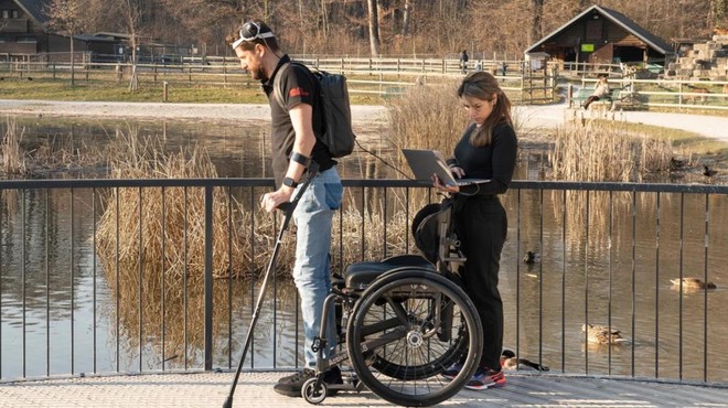 Pomagajo mu možganski vsadki: paralizirani moški lahko ponovno hodi (foto: Twitter/astropierre)