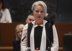 Urška Klakočar Zupančič med burno razpravo priznala, da je med pandemijo covida kršila odloke (zdeli so se ji butasti)e-svoje-grehe-ki-jih-je-zgresila-med-covidom/