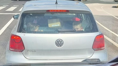 Prizor s slovenskih cest: na zadnjih sedežih kupljene stvari, v prtljažniku otroka