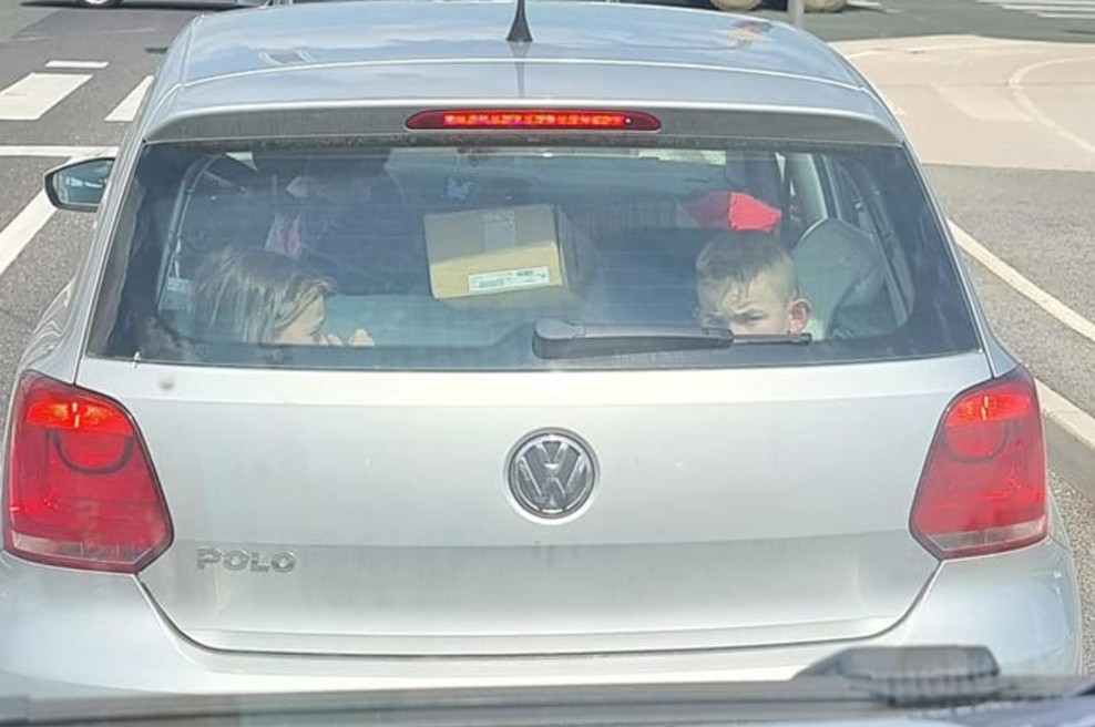 Prizor s slovenskih cest: na zadnjih sedežih kupljene stvari, v prtljažniku otroka (foto: Facebook/Tomaž Mihorič)