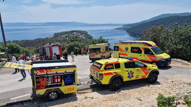 Maturantje so proslavljali zadnji šolski dan, nato pa so zleteli s ceste (FOTO) (foto: Facebook/HITNA UŽIVO 194)