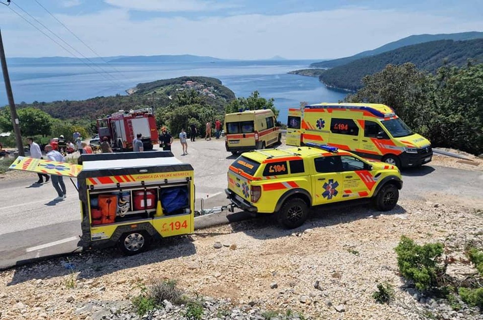 Maturantje so proslavljali zadnji šolski dan, nato pa so zleteli s ceste (FOTO) (foto: Facebook/HITNA UŽIVO 194)