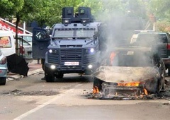 Razmere na severu Kosova vse bolj napete, srbska vojska v bojni pripravljenosti