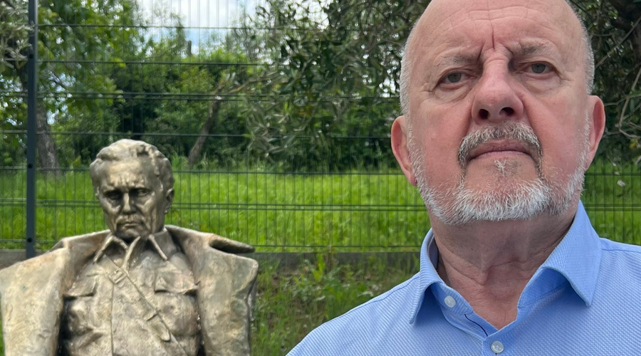 Zmago Jelinčič dan mladosti obeležil na poseben način (poglejte, kaj je storil s kipom Josipa Broza Tita) (foto: Twitter/Zmago Jelinčič)