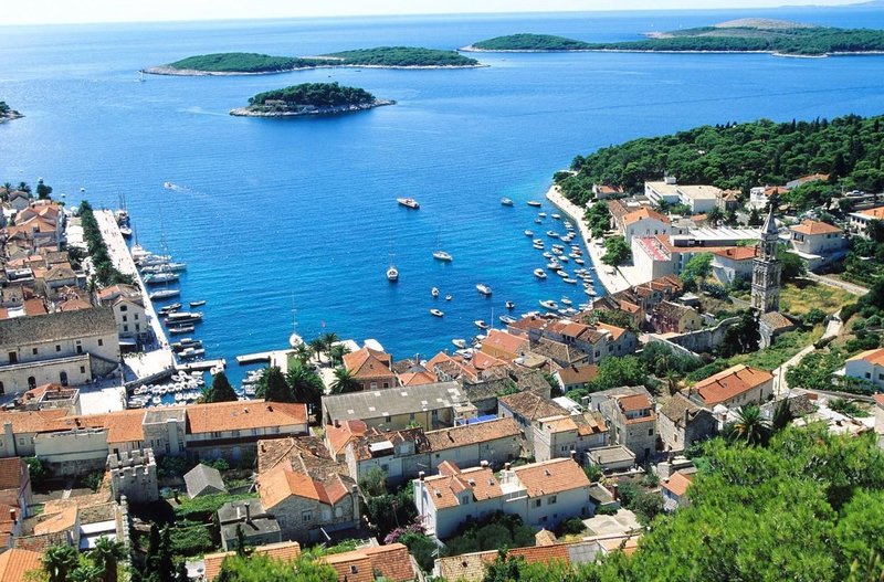 Hvar je priljubljena destinacija številnih zvezdnikov.