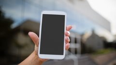 Način, kako držite telefon, razkriva vse: če uporabljate le eno roko, ste zagotovo ...