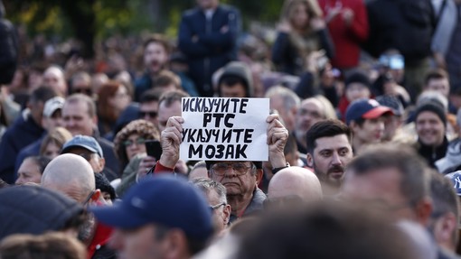 V Beogradu že četrti shod proti nasilju: protestniki pred srbsko televizijo