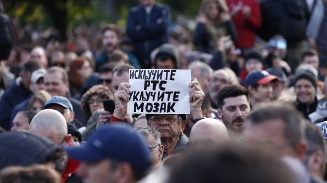V Beogradu že četrti shod proti nasilju: protestniki pred srbsko televizijo (foto: Amir Hamzagič/Bobo)