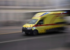 Znane podrobnosti hude prometne nesreče na Gorenjskem: ena oseba je umrla, poškodovanih več otrok