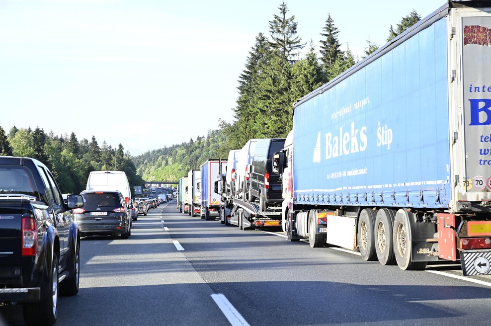 Pozor, na primorski avtocesti je krepko počilo (foto: Žiga Živulovič jr./Bobo)