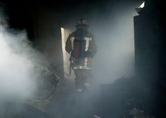 V Lokah obsežen požar zajel podjetje: prebivalcem svetujejo, naj ne zapuščajo doma