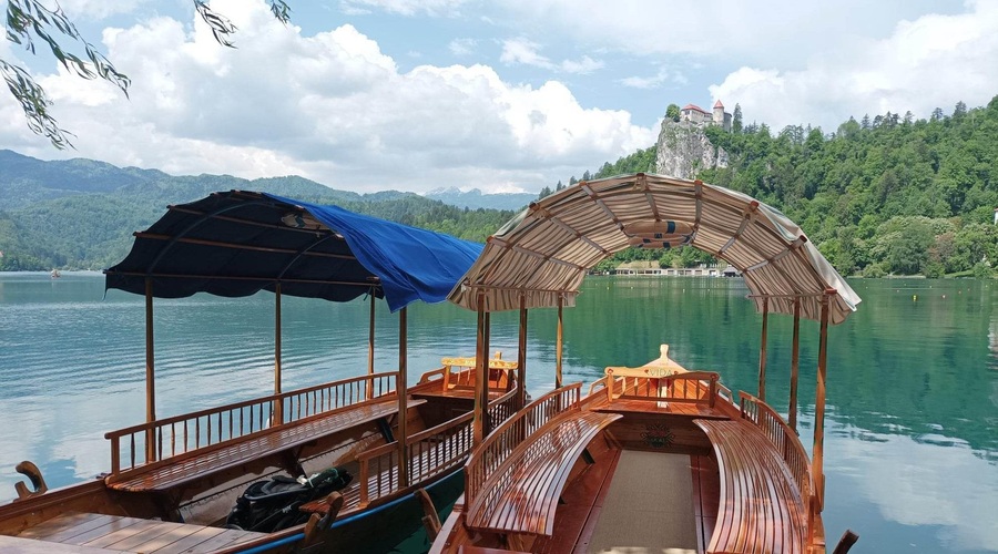 Nova turistična sezona je tu: preverili smo, koliko vas bo stala vožnja z znamenito blejsko pletno (foto: M.P.)