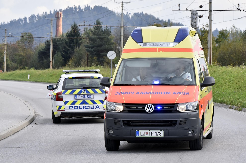 V Radomljah sobotno idilo prekinila grozljiva prometna nesreča: voznik mopeda se bori za življenje (policija pojasnjuje) (foto: Žiga Živulovič jr./Bobo)