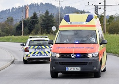 V Radomljah sobotno idilo prekinila grozljiva prometna nesreča: voznik mopeda se bori za življenje (policija pojasnjuje)