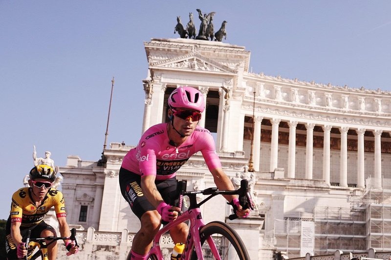 Med zadnjo etapo je vozil popolnoma rožnato kolo.