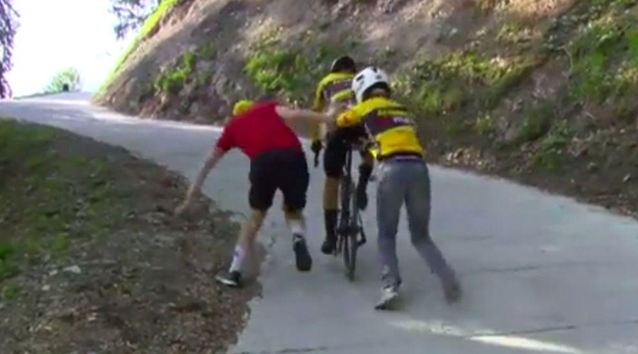 Ozadje neverjetne zgodbe o izjemni pomoči: Rogliča proti zmagi potisnil rojak in bivši ... smučarski skakalec! (VIDEO) (foto: GiroTV/posnetek zaslona)