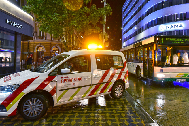 Nestrokovni, neprijazni, agresivni: po incidentu v Ljubljani val kritik na račun mestnih redarjev