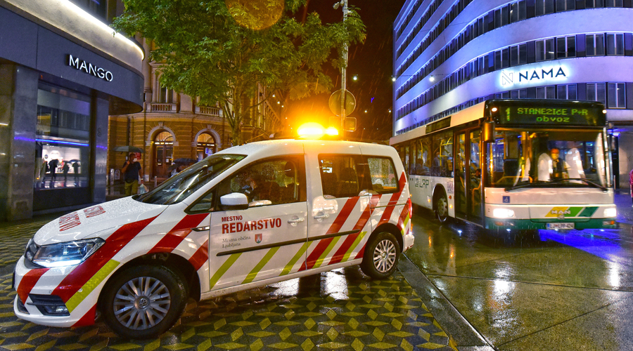Nestrokovni, neprijazni, agresivni: po incidentu v Ljubljani val kritik na račun mestnih redarjev (foto: Žiga Živulovič jr./Bobo)