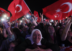 Težko pričakovane volitve v Turčiji: na ulicah več mest izbruhnilo veliko navdušenje