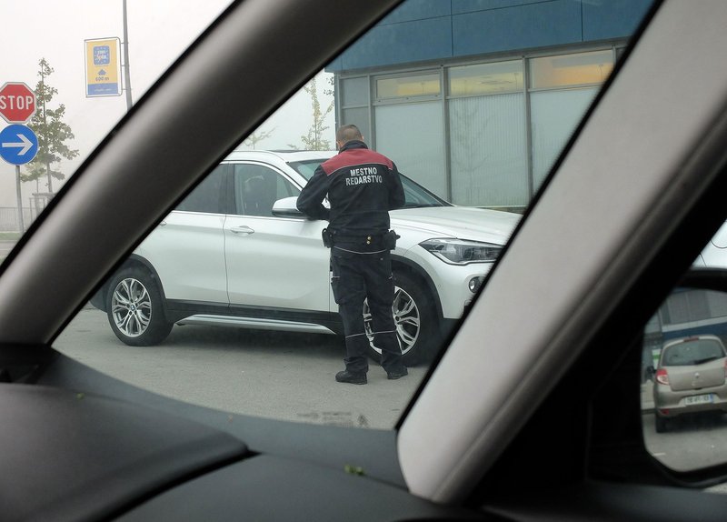 Nestrokovni, neprijazni, agresivni: po incidentu v Ljubljani val kritik na račun mestnih redarjev