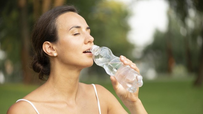 Se vam zdi okus vode dolgočasen? To je resnica o hidraciji in napitkih, ki so ravno tako učinkoviti (foto: Profimedia)