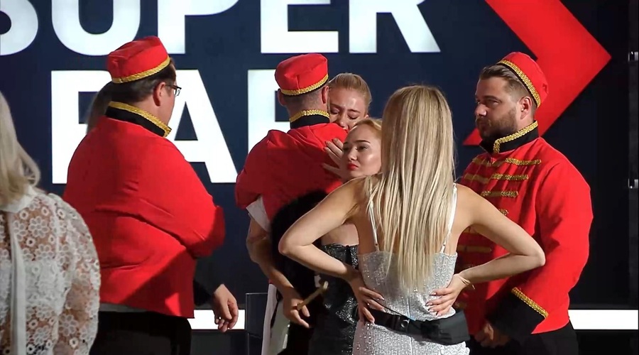 Super par razdvojil gledalce in skrhal odnose med tekmovalci: kdo ima prav, Indira ali Eva? (foto: Voyo/posnetek zaslona)