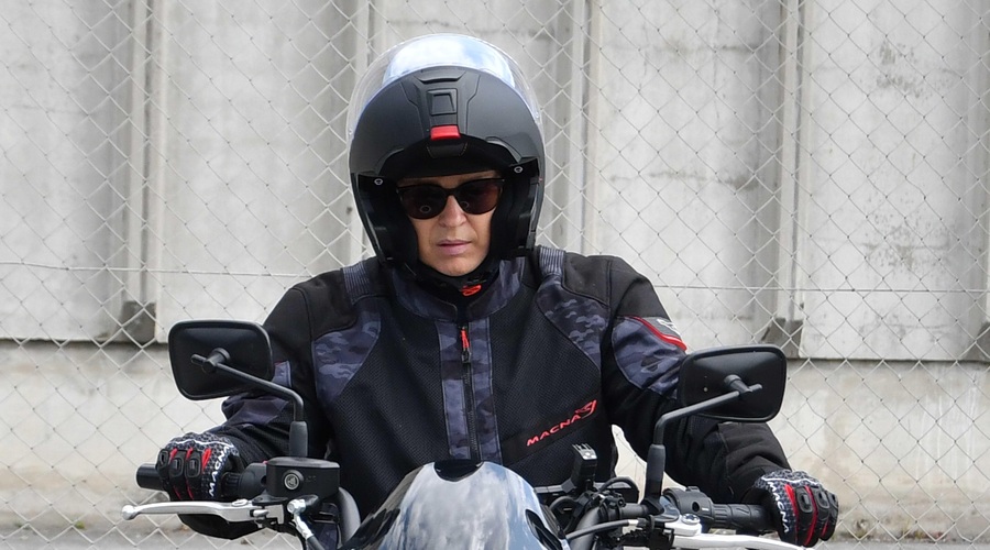 "Današnjega dne sem se dolgo veselila!" Bi prepoznali to motoristko? (izdali so jo čevlji) (foto: Igor Kupljenik /Bobo)