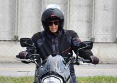 "Današnjega dne sem se dolgo veselila!" Bi prepoznali to motoristko? (izdali so jo čevlji)