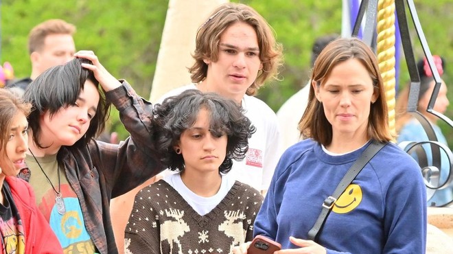 Moderna družina: hčerka Jennifer Lopez na obisku Disneylanda z nekdanjo ženo Bena Afflecka (foto: Profimedia)