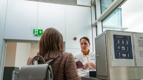 Nedopusten poseg v človeško dostojanstvo? Letalska družba razburila številne (poglejte, kaj zahtevajo pred vkrcanjem)
