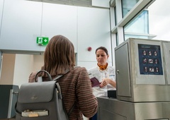 Nedopusten poseg v človeško dostojanstvo? Letalska družba razburila številne (poglejte, kaj zahtevajo pred vkrcanjem)