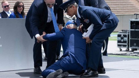 Nov spodrsljaj ameriškega predsednika: Joe Biden padel med podelitvijo diplom (VIDEO)