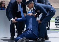 Nov spodrsljaj ameriškega predsednika: Joe Biden padel med podelitvijo diplom (VIDEO)