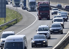 Grozljivo početje na primorski avtocesti: kje ima ta voznik pamet? (FOTO)