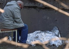 Fotografija, ki je pretresla svet: obupan dedek sedi ob truplu devetletne vnukinje