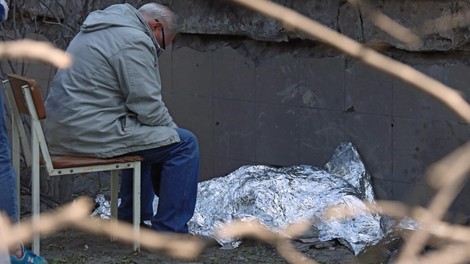 Fotografija, ki je pretresla svet: obupan dedek sedi ob truplu devetletne vnukinje