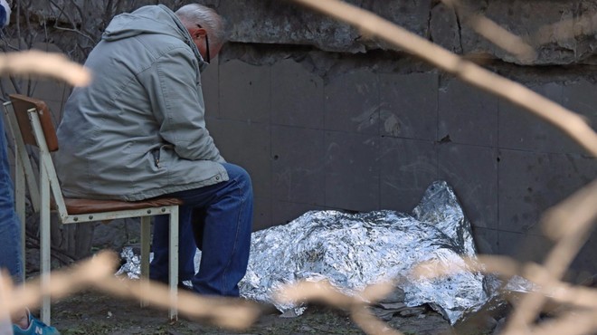 Fotografija, ki je pretresla svet: obupan dedek sedi ob truplu devetletne vnukinje (foto: Profimedia)
