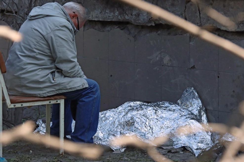 Fotografija, ki je pretresla svet: obupan dedek sedi ob truplu devetletne vnukinje (foto: Profimedia)